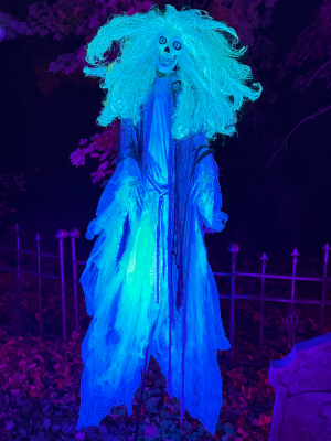 A screaming Banshee in regular glowing in blkacklight.