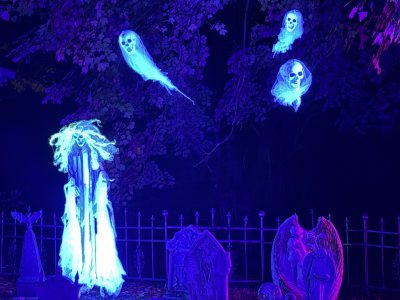 A spooky graveyard with  a glowing Banshee and 3 glowing graveyard spirits.